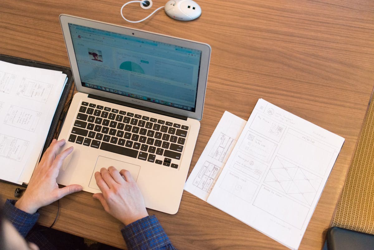 Persona trabajando en portátil comparando herramientas de navegador para automatización