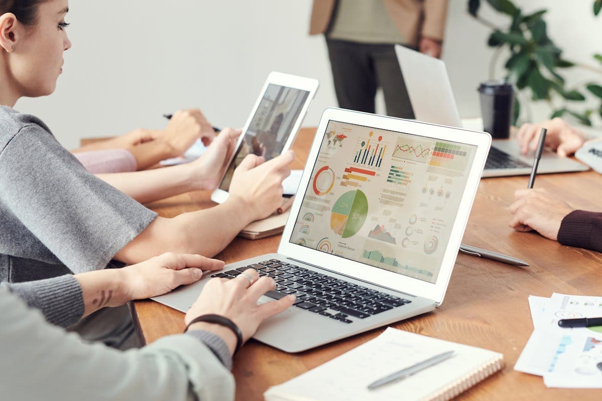 Equipo analizando datos en portátiles para evaluar agentes IA de navegador